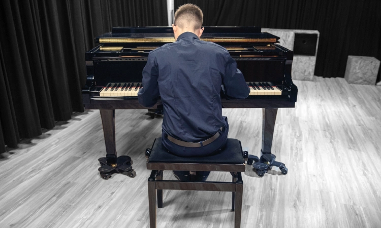 Álvaro Esteve tocant el piano